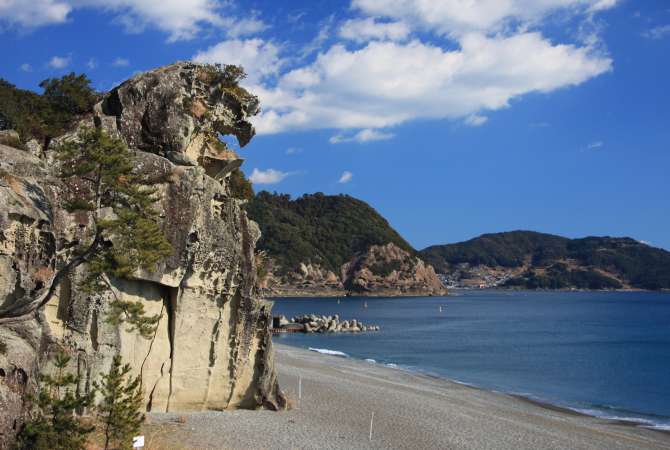 the part of the rock that looks as if it’s roaring at the sea