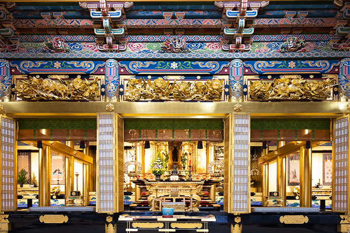 The inner temple of Hongwanji Kanazawa Betsuin was restored in 1993 using entsuke gold leaf.