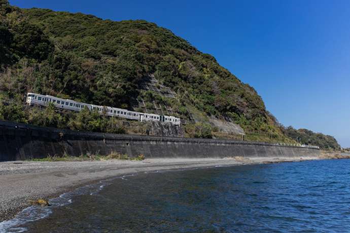 The Ibusuki no Tamatebako hugs the coastline as it travels between Ibusuki and Kagoshima Chuo stations. Photo credit: Hirokazu Fukushima