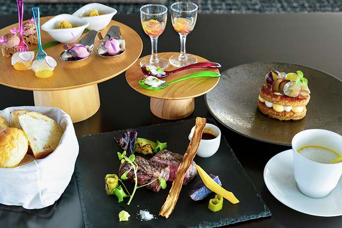 Grilled Nagi Beef, an Okayama brand of beef from Japanese Black cattle. At lunchtime, diners can choose from one of five main dishes.