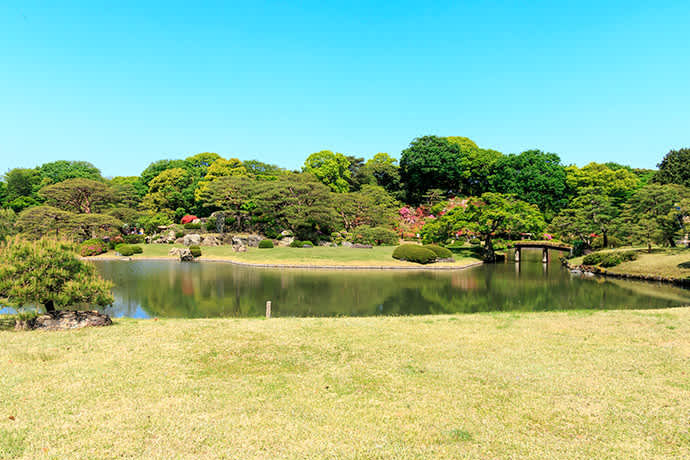 Observe the garden’s varied landscape by “virtually” strolling around Kaiyu-shiki Tsukiyama Sensui Teien (circuit-style garden).