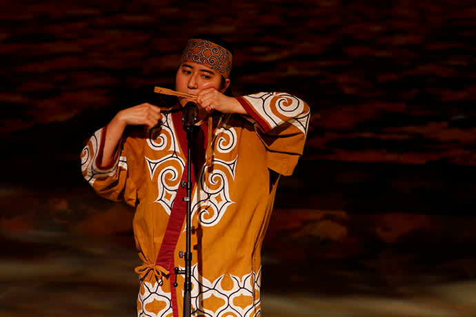 uring the Ainu Ancient Ceremonial Dance performance, visitors can hear the traditional instrument, the mukkuri (mouth harp).