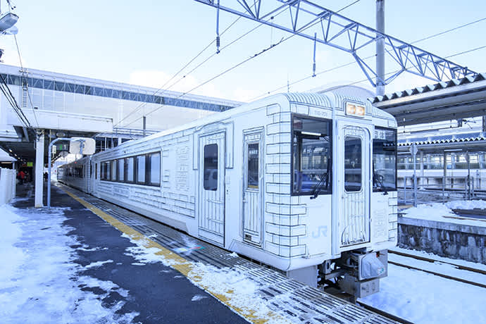 The stylish train was designed by industrial designer Ken Okuyama of Ken Okuyama Design, who has experience designing for Porsche and Ferrari.