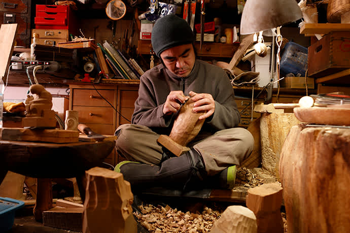 Kengo Takiguchi carves an artwork at Ichinge. He inherited the shop from his father, a renowned sculptor.