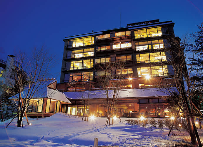 The luxury hotel Akan Tsuruga Bessou HINANOZA stands right on the shore of Lake Akan.