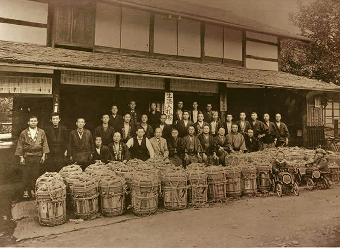 A lacquer auction around 1935.