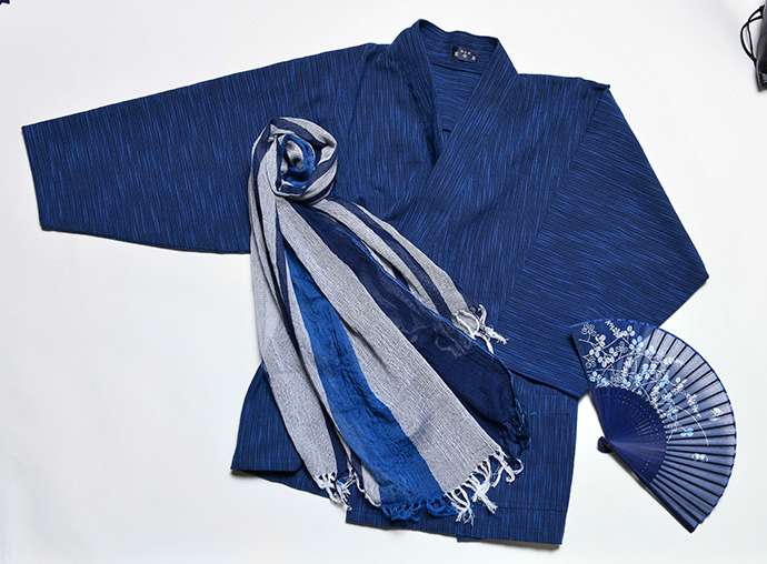 Samue is a type of traditional Japanese roomwear. Stoles and folding fans are also stocked.