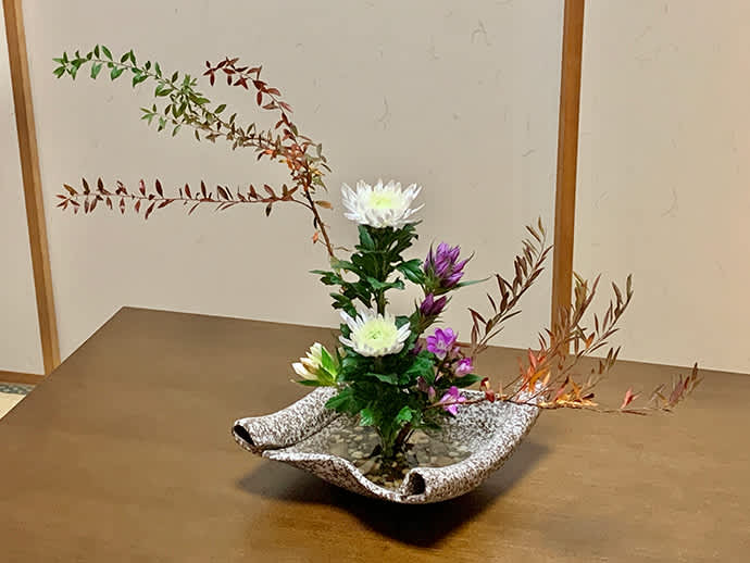 Autumn expressed in an ornate receptacle using chrysanthemum, Japanese gentian and Thunberg’s meadowsweet.