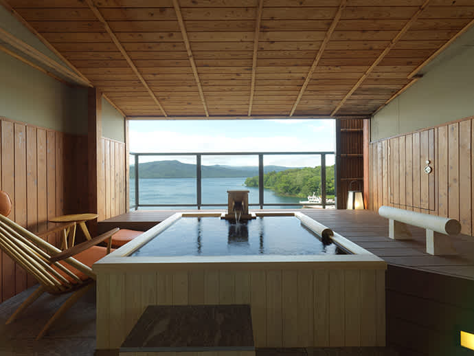 An Ama no Za suite room equipped with a cypress tub with views of Lake Akan.