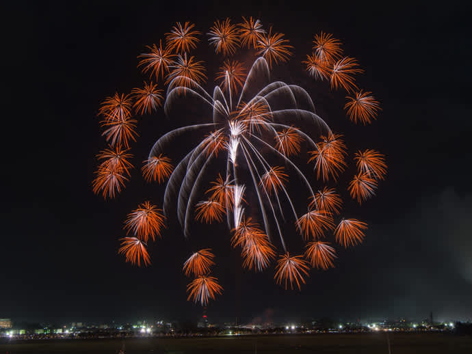 Kowarimono fireworks explode into multiple bursts that look like small flowers