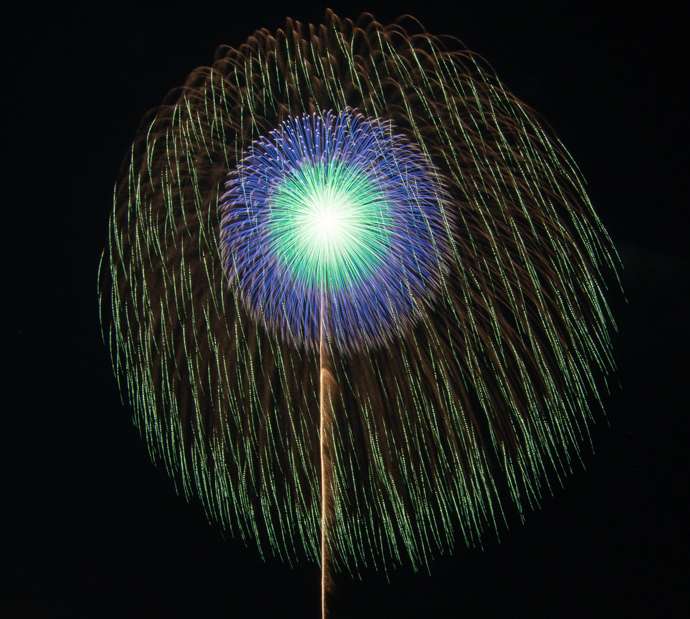 CÓMO LOS FUEGOS ARTIFICIALES OBTIENEN SUS COLORES BRILLANTES