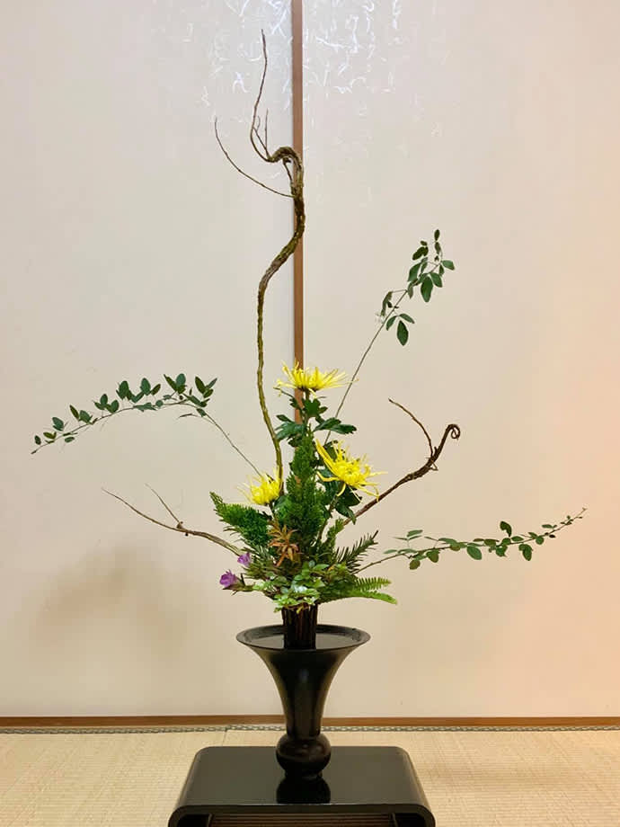 A Rikka ikebana arrangement that expresses autumnal landscapes using chrysanthemums, azaleas and Japanese gentian.