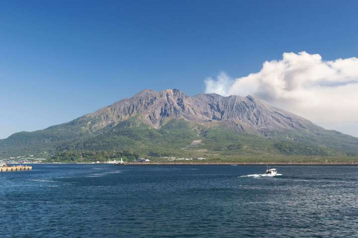 Sakurajima valcando in Kinko Bay