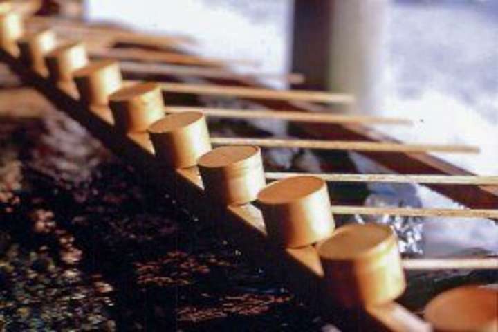 Kamakura’s five famed waters in Zeniarai-Mizu shrine