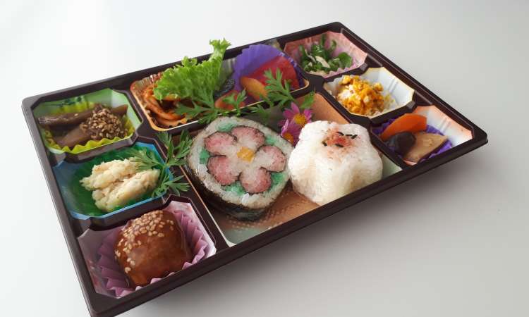 โฮะโฮะเอะมิ โคะมะจิ เบนโตะ（Hohoemi Komachi Bento)