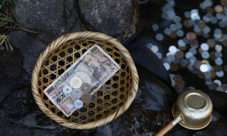 พิธีกรรมล้างเงิน เพื่อเพิ่มพูนเงินที่มี เรียกว่า เซนิอะระอิ (Zeni Arai)