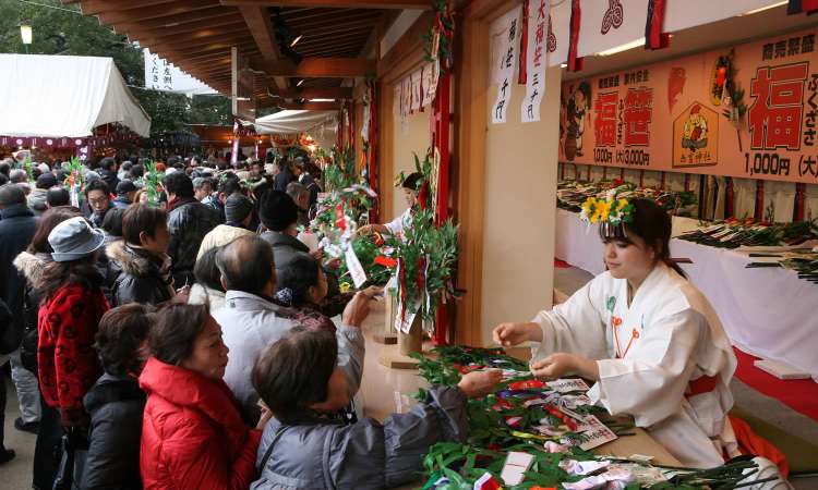 ผู้คนต่างมาต่อแถวหาซื้อฟุคุซาซะ (Fukusasa) กับเทพธิดานำโชค