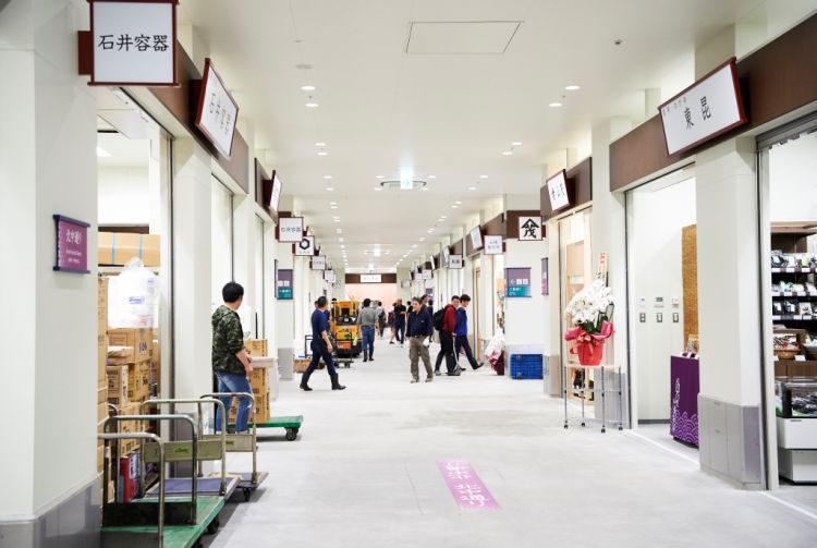 when to visit tsukiji fish market