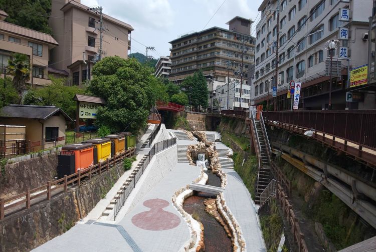 Ella Freya goes to Japanese hot spring (Arima onsen) 