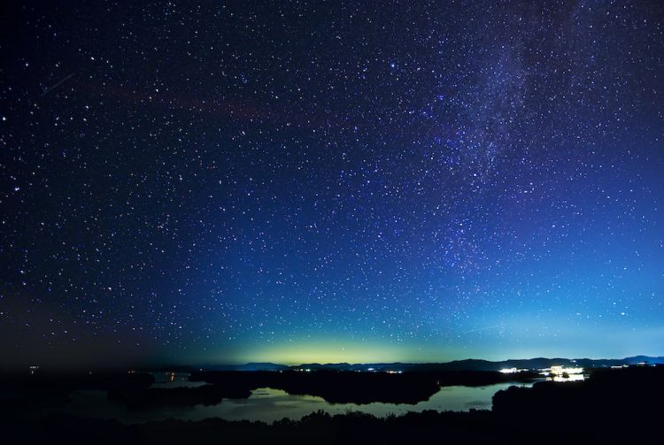 Mie. Céu noturno com poluição luminosa Tradução