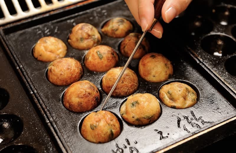 takoyaki making in osaka