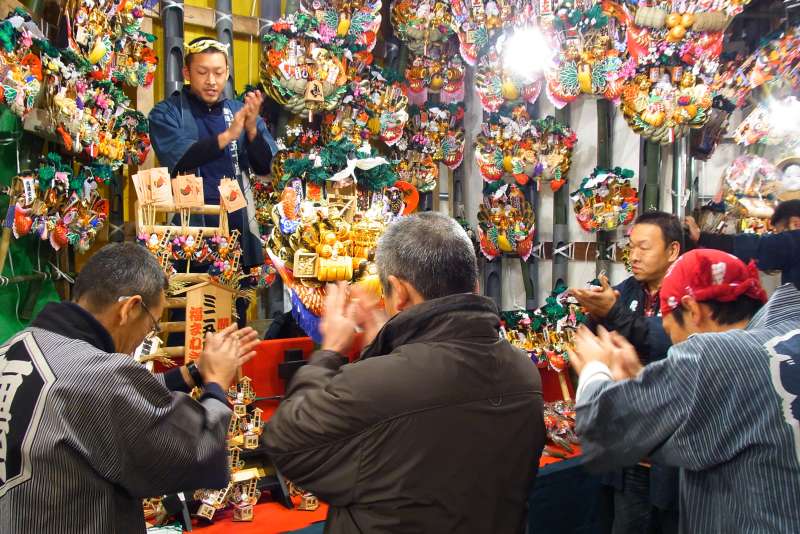 Buyers and sellers seal a deal with traditional Japanese hand-clapping called sanbon-jime