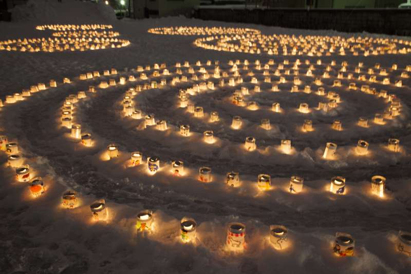 1,000 candles are lit during the Downtown Candle Event