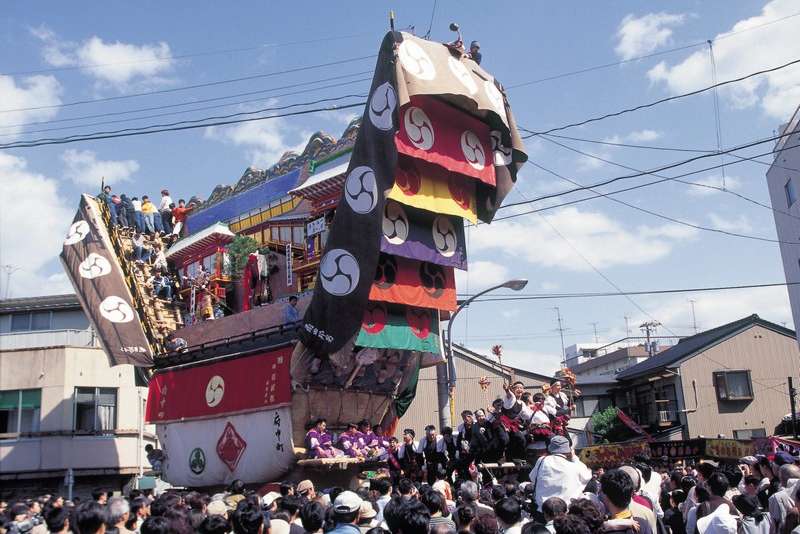 Tourists flock to see these 12-meter-high floats