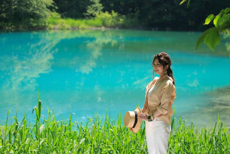 woman by goshikinuma pond