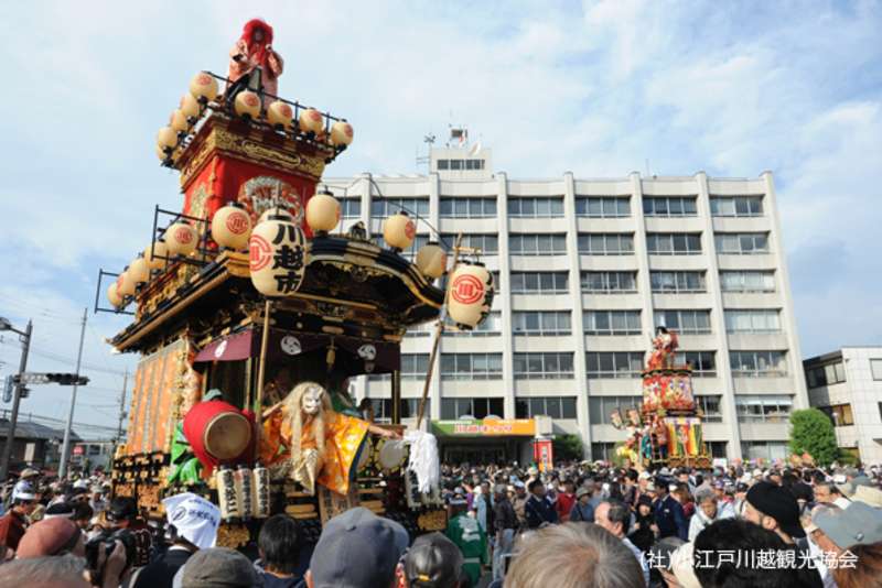 Visitors wait for the floats to face off for a Hikkawase or musical battle