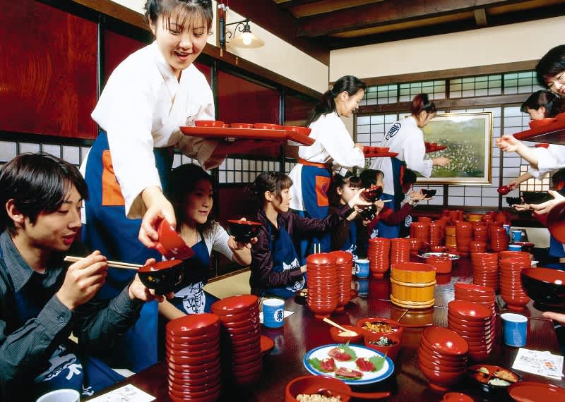 waitress serving wanko soba