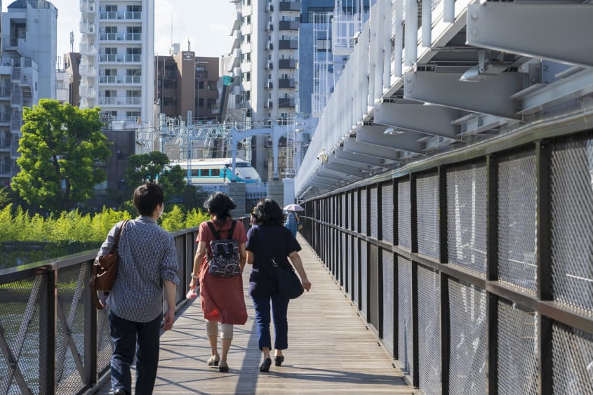 沿著東京下町的水岸邊散步，前往淺草