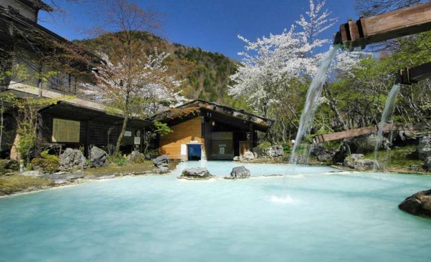 bain de source chaude shirahone onsen