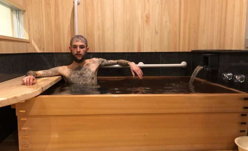 voyageurs tatoué onsen privatif