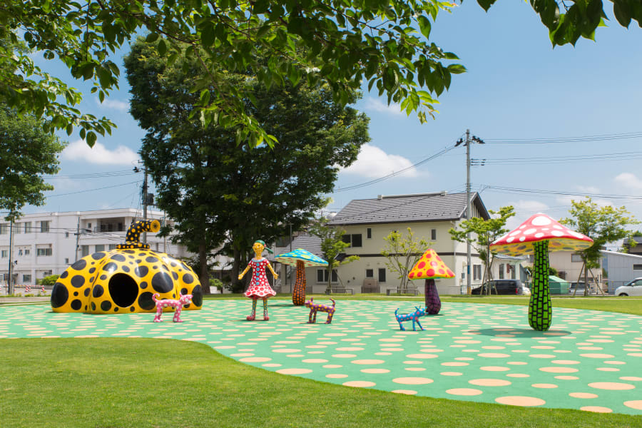 KUSAMA Yayoi  《Love Forever, Singing in Towada》  photo : OYAMADA Kuniya