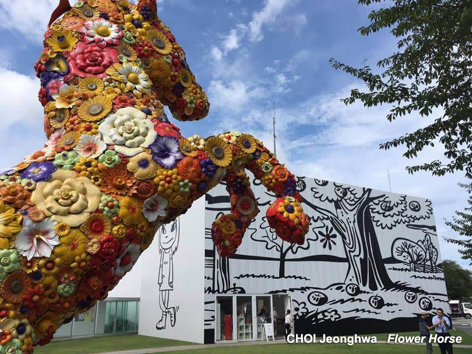 choi jeonghwa flower horse in Towada Art Center