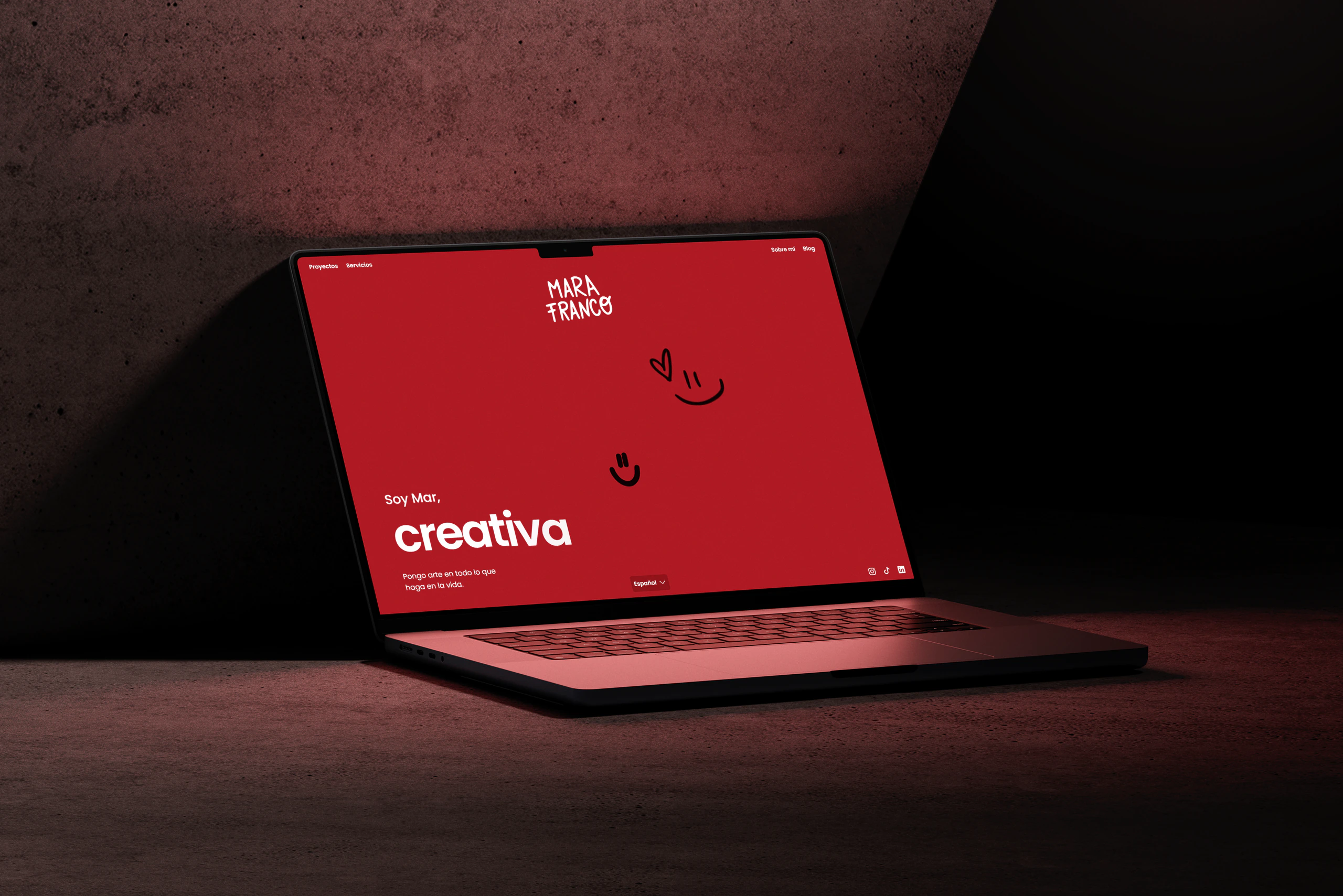 Notebook con el portfolio rojo de Mara Franco
