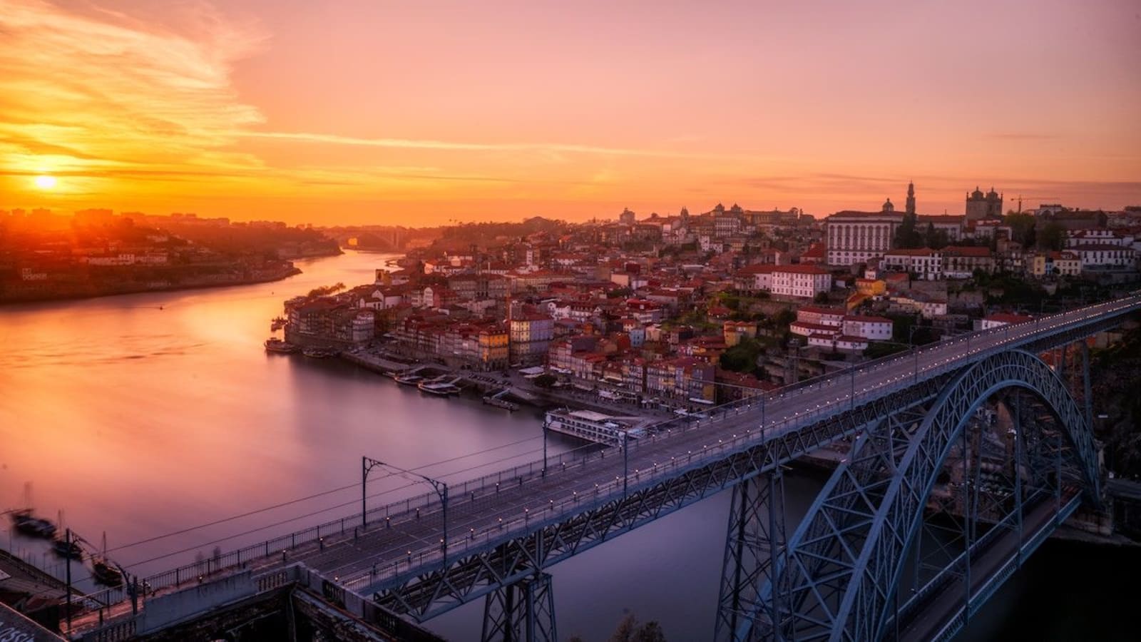Oporto, en la ribera derecha del Duero en su desembocadura en el océano Atlántico