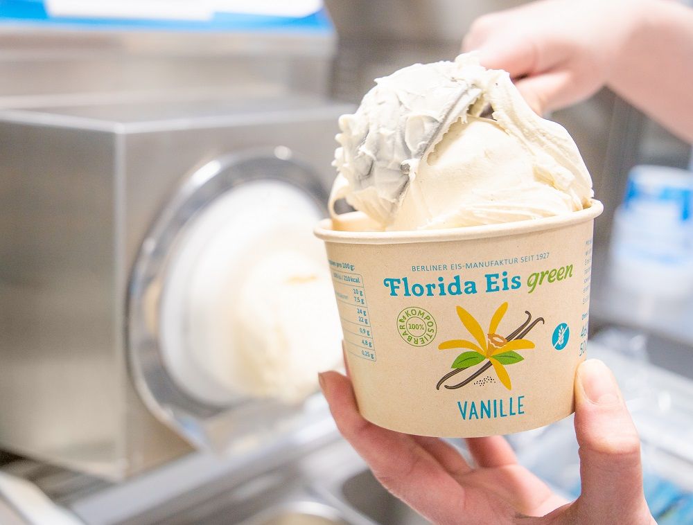 Ein Becher Florida Eis wird abgefüllt 