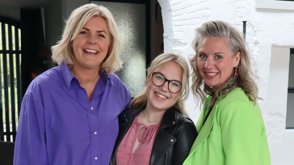 Lola Kay samen met haar moeder en Irene Moors in gesprek