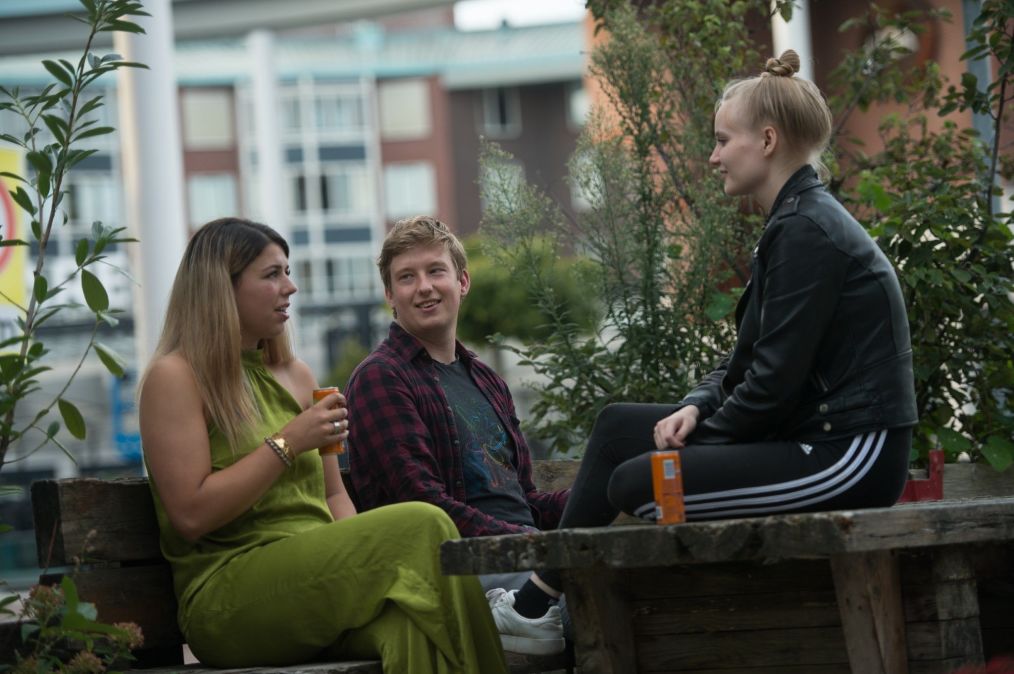 jongeren die met elkaar kletsen