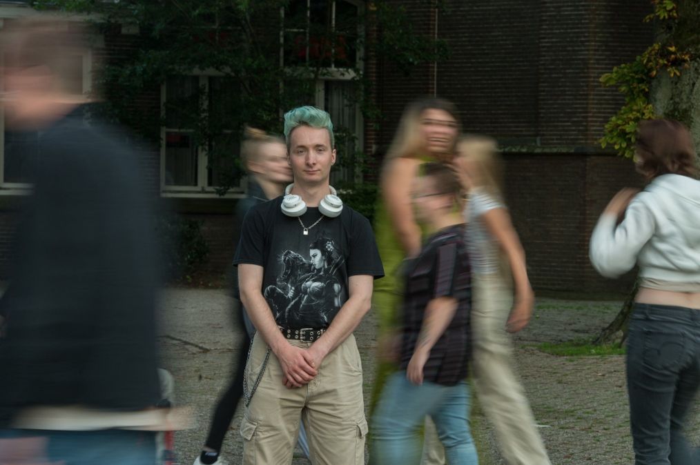 jongeren die helemaal alleen staat