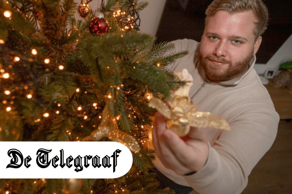 Julian bij een kerstboom in de telegraaf