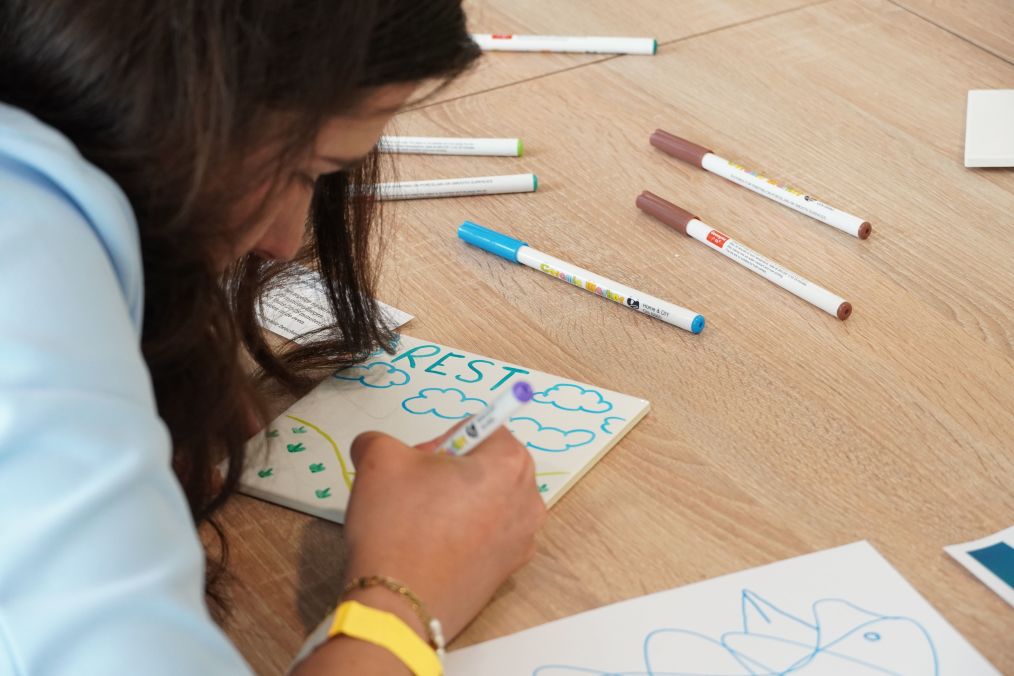 meisje die een tegel beschilderd