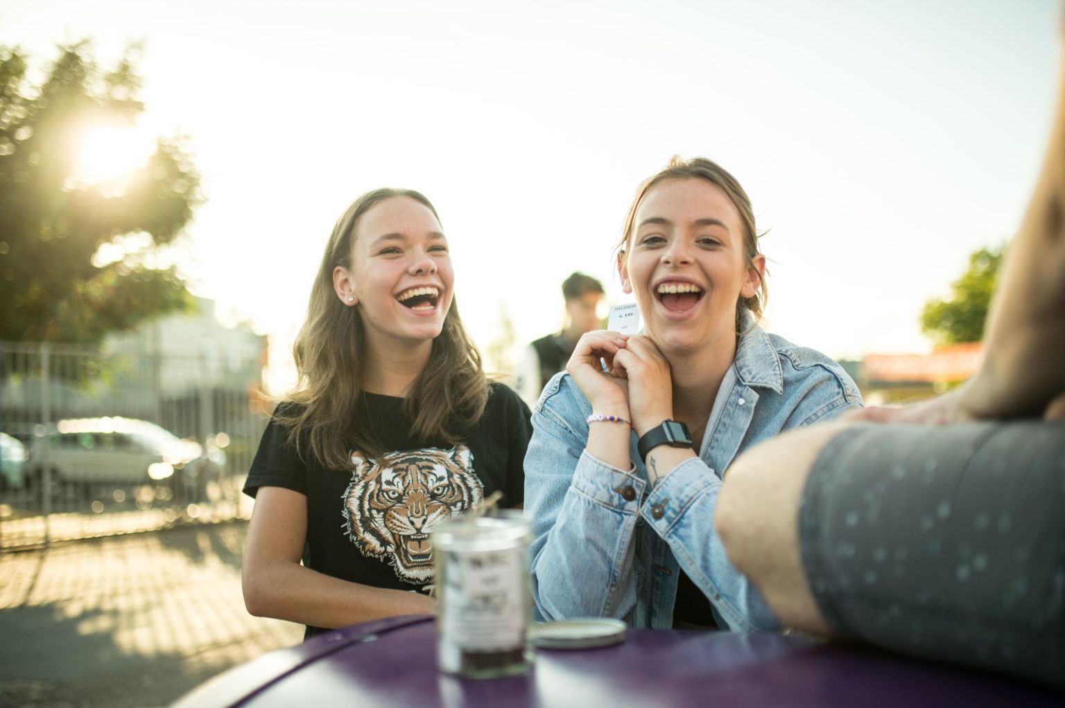 Join Us jongeren aan het lachen