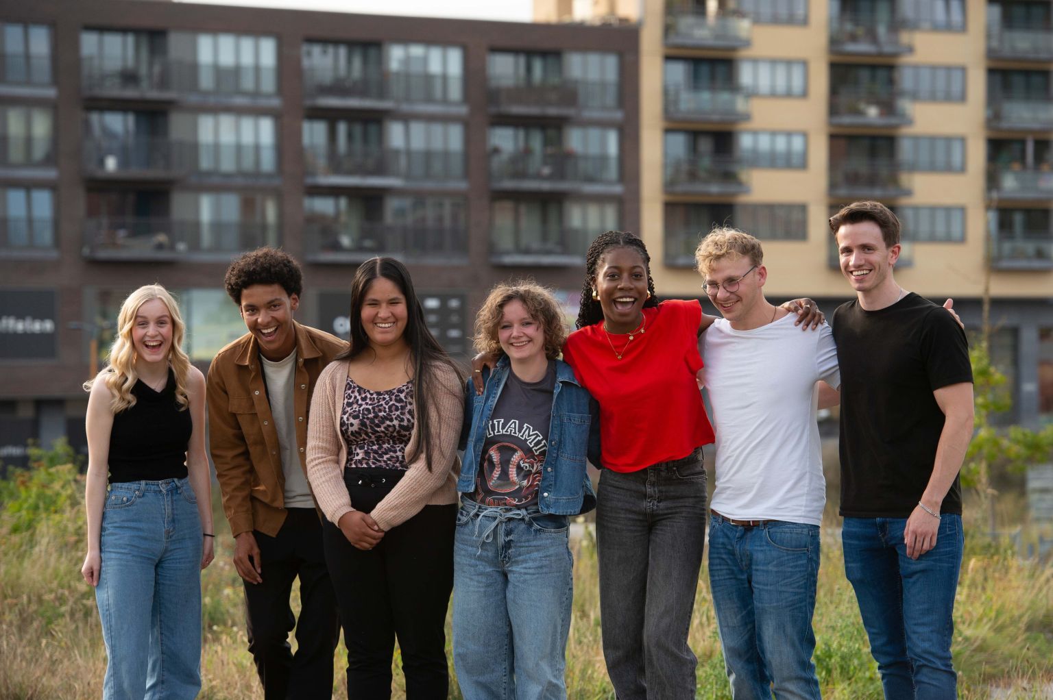 Join Us deelnemers die op een rij staan