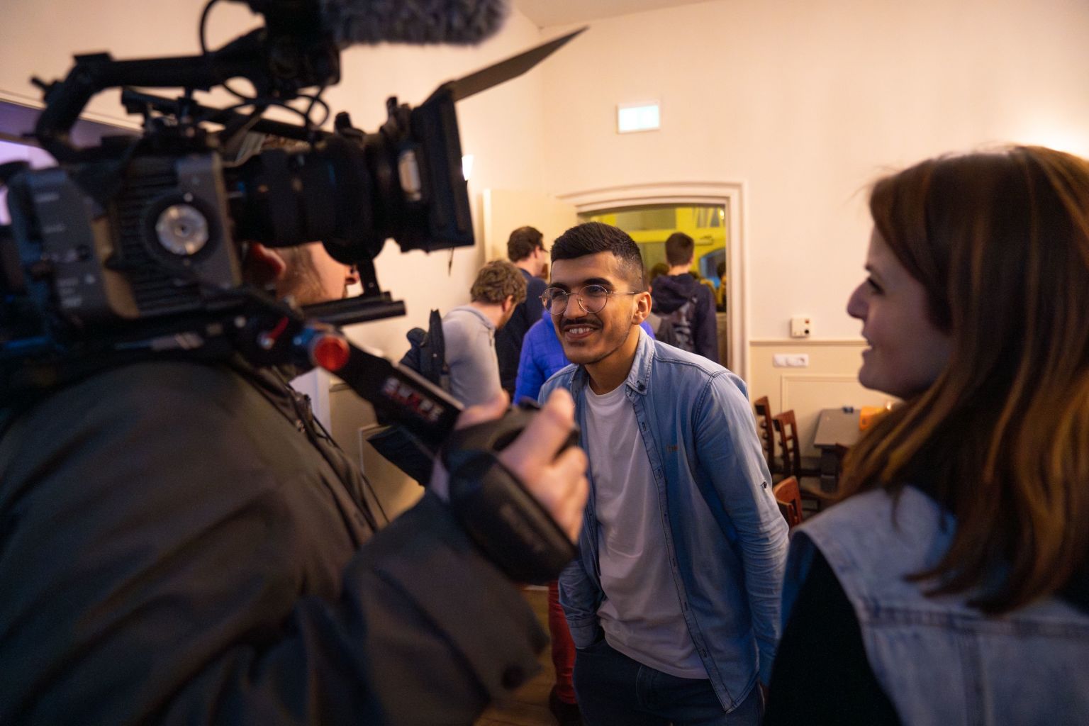 Jongen die voor een camera staat