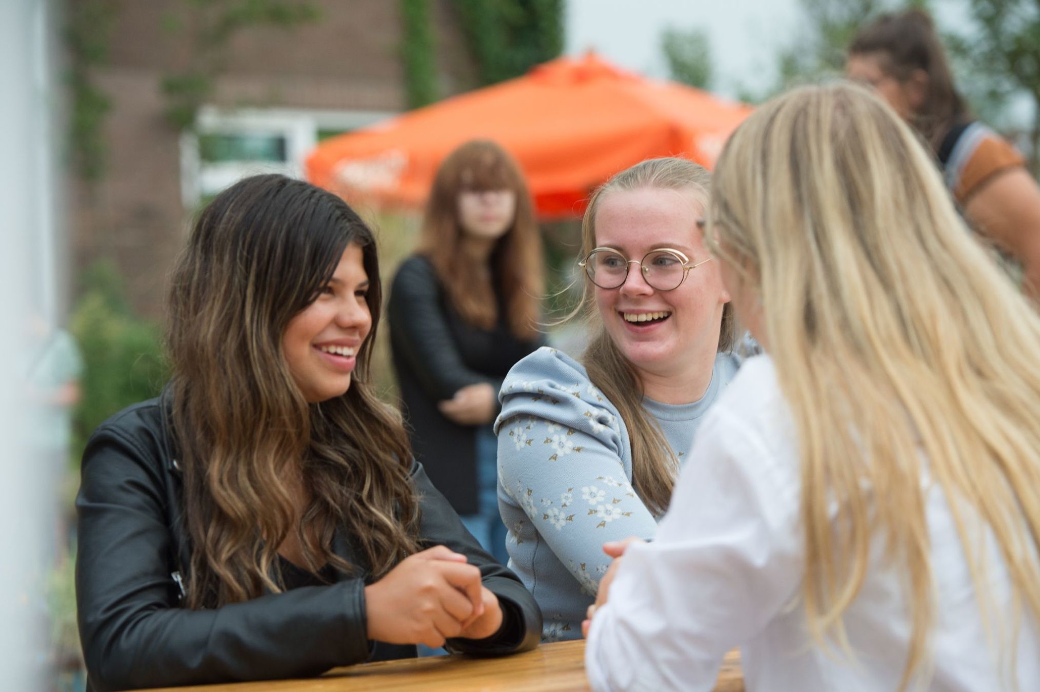 Join Us jongere in gesprek met elkaar