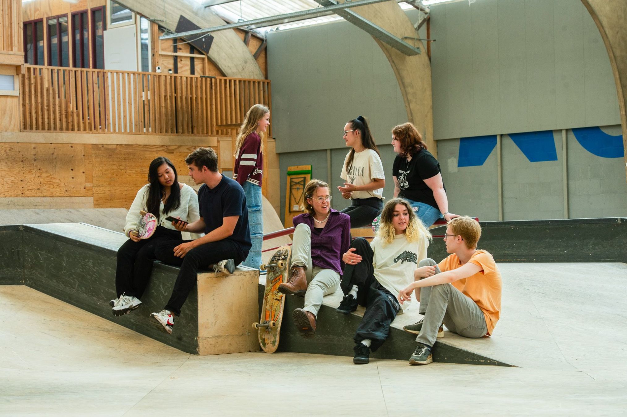 Join Us jongeren bij elkaar in een skate hall