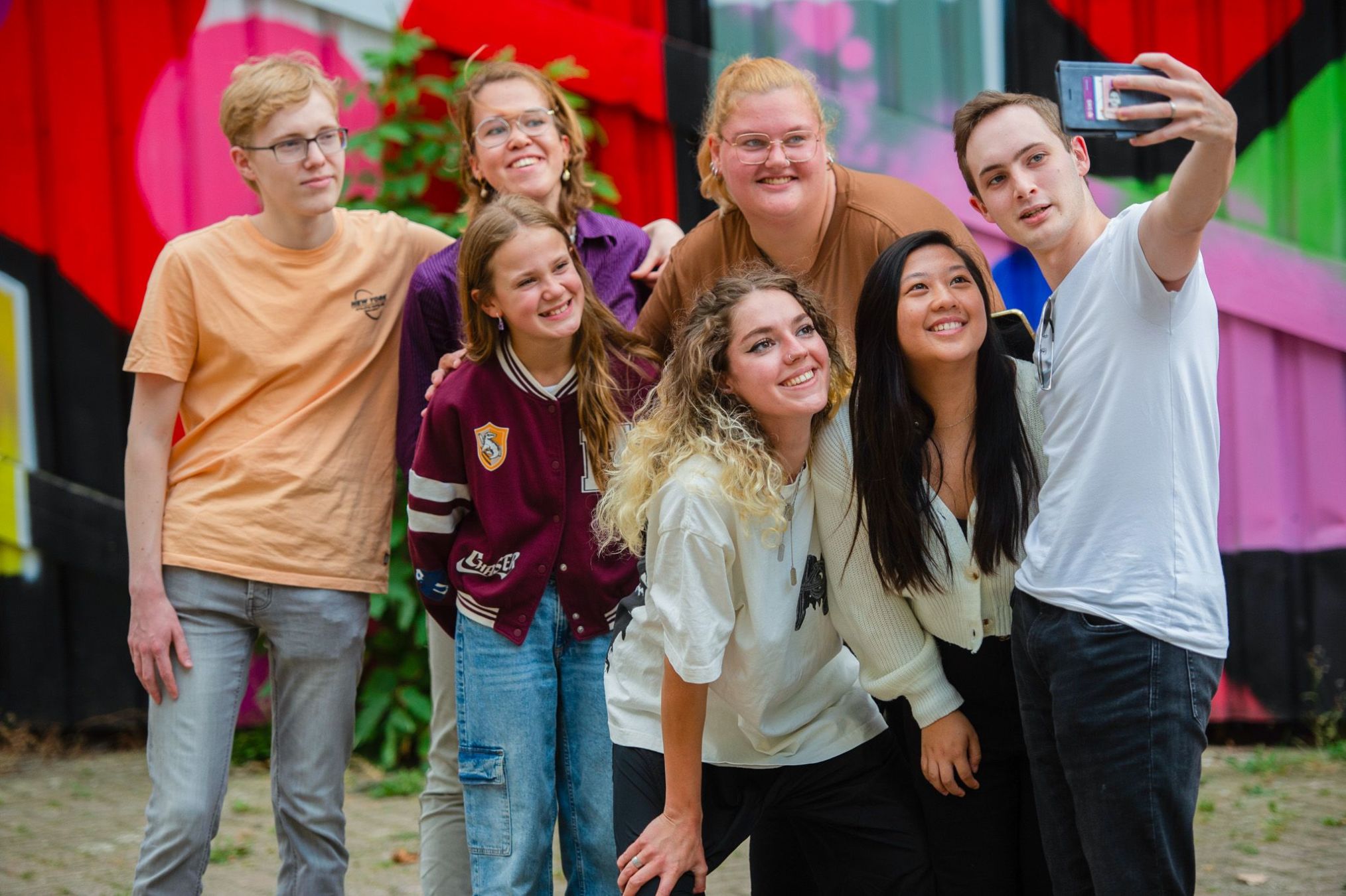 Join Us jongeren die een selfie maken